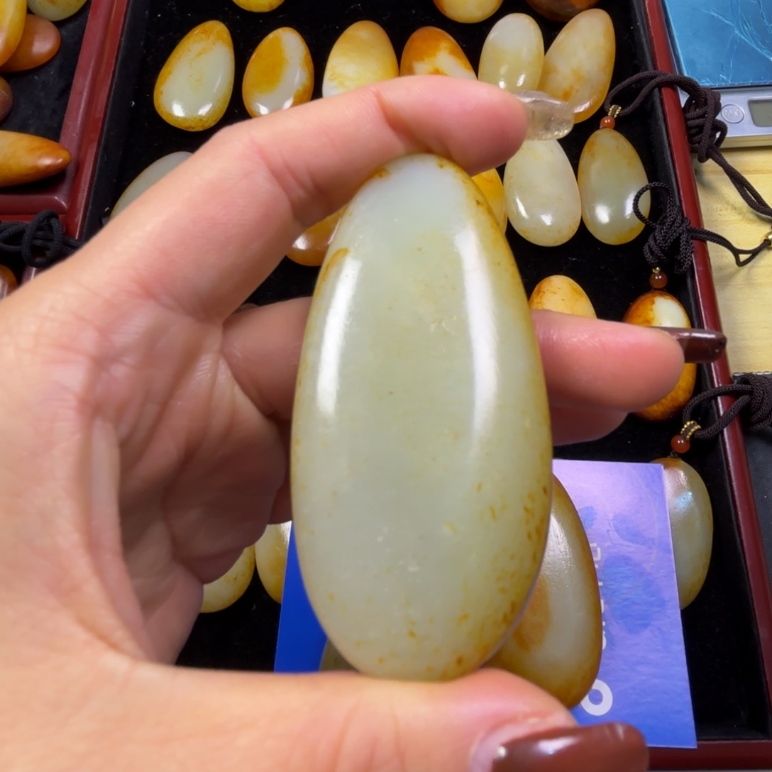 青***草和田玉未镶嵌颈饰