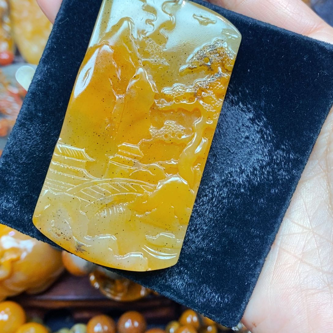 未镶嵌石英质玉（黄龙玉）颈饰