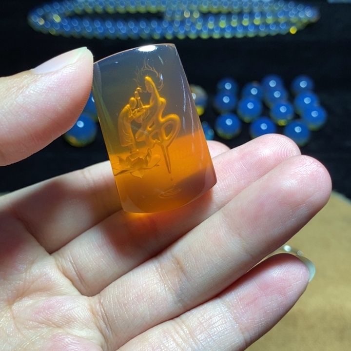 琥珀未镶嵌裸石天然蓝珀阴雕
