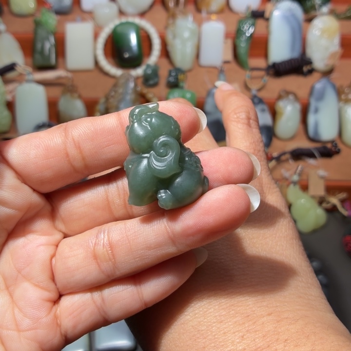 行***远和田玉未镶嵌颈饰