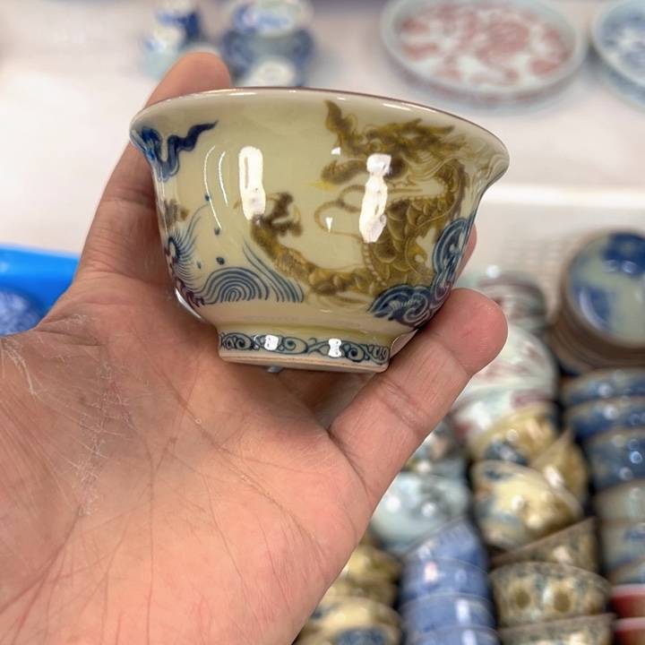 瓷片釉里金穿花龙压手杯主人杯全品