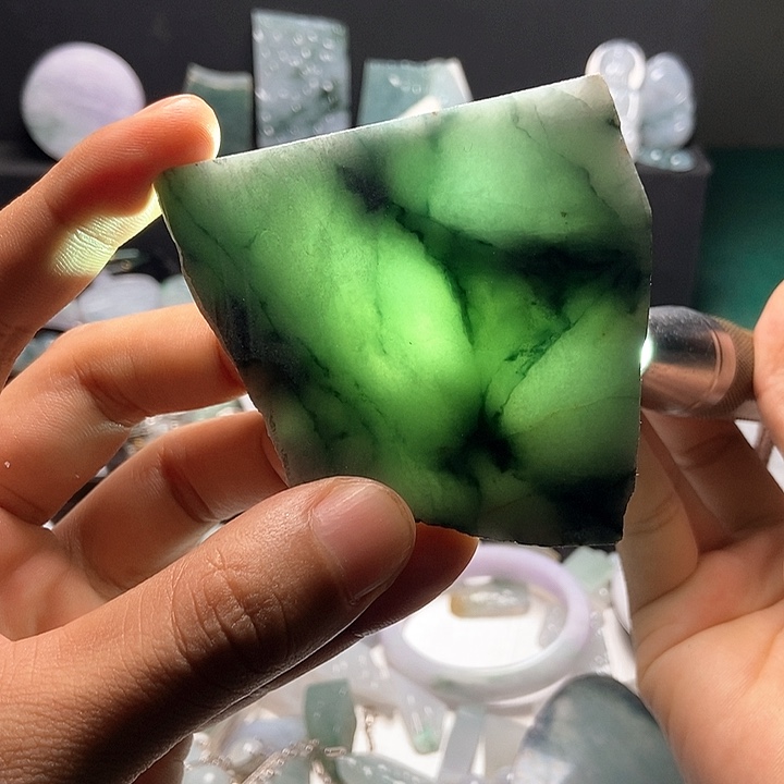 翡翠未镶嵌颈饰片料