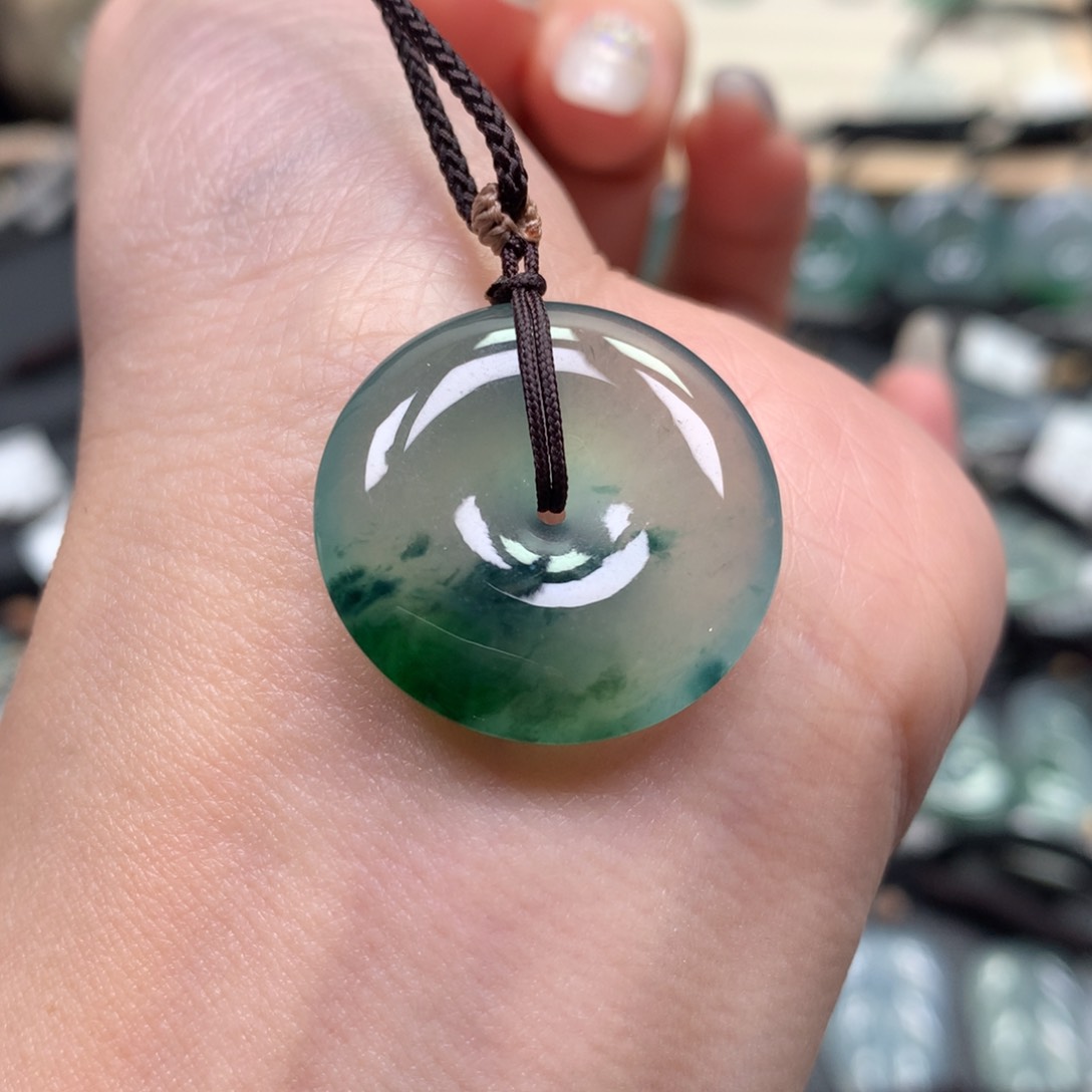 翡翠颈饰未镶嵌扣子