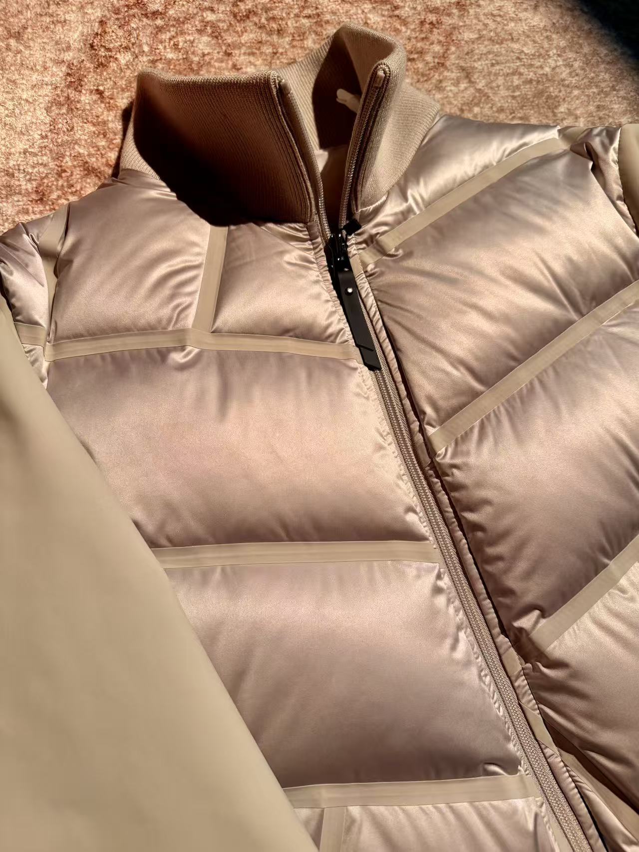 白的Official 秋冬多结构菱形贴胶针织拼接羽绒外套