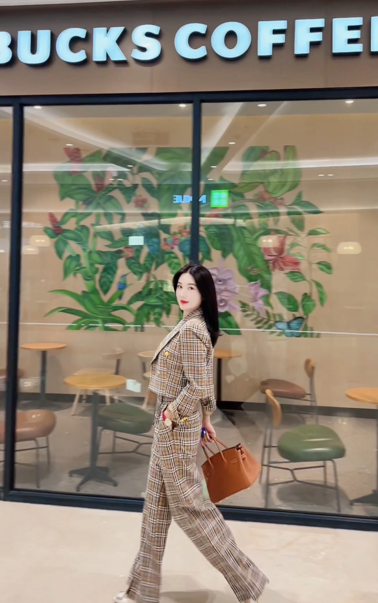 臻韩美2025秋冬浅咖格短款长袖直筒裤套装