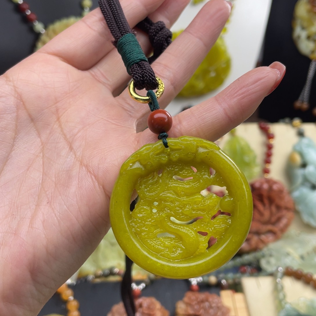 未镶嵌蛇纹石玉颈饰