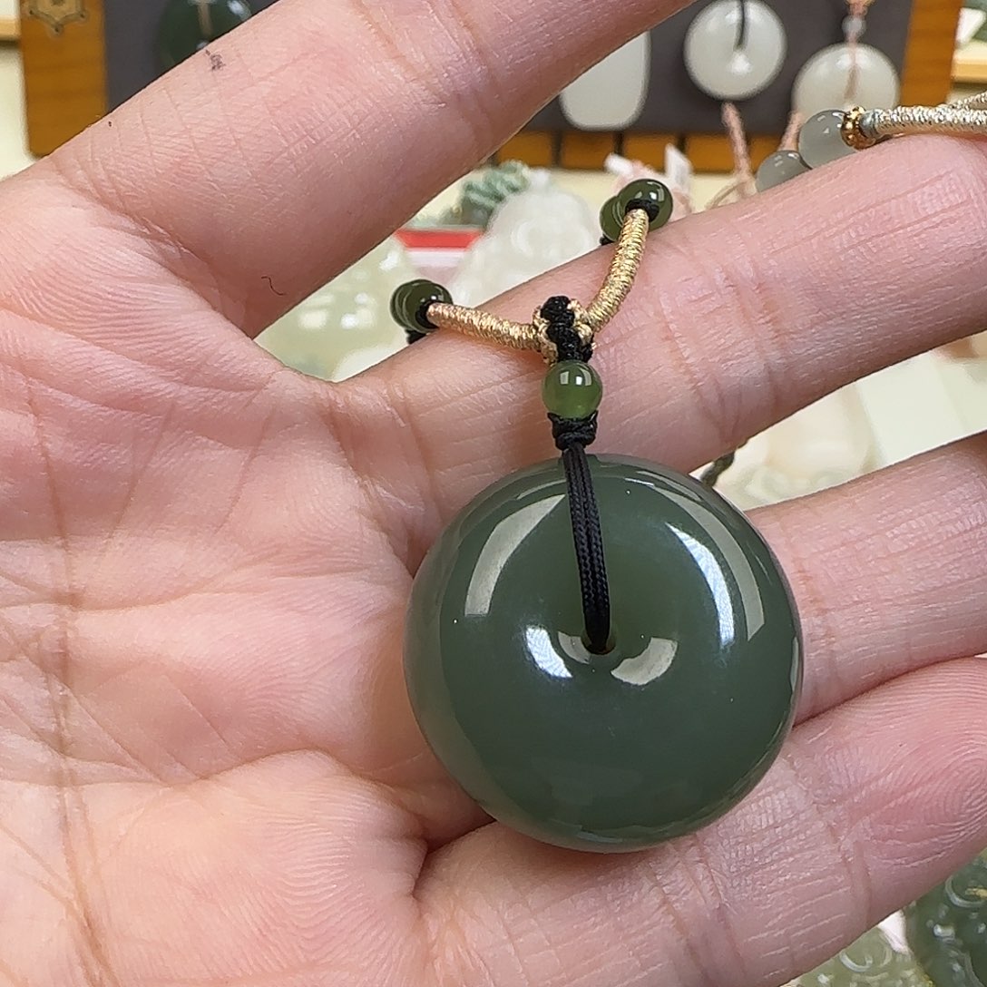 晓****和田玉未镶嵌颈饰