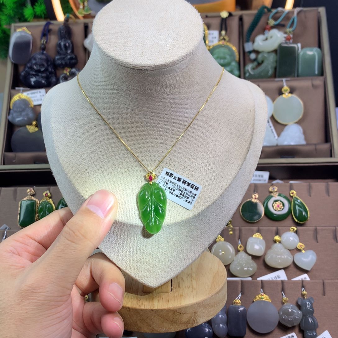 和田玉吊坠18K金镶嵌