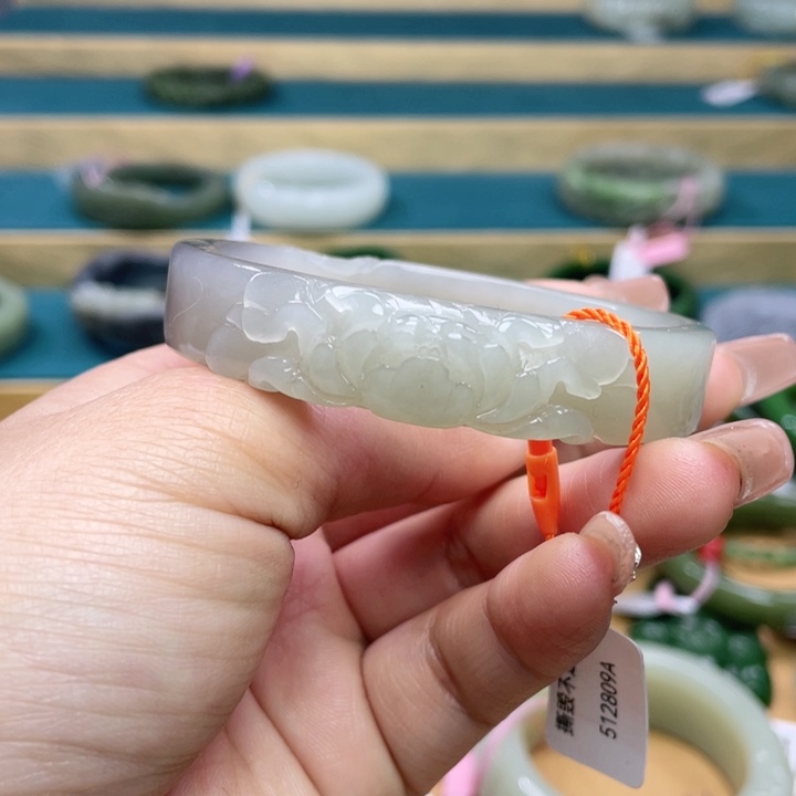 和田玉手镯58圈口。编号95贵妃镯未镶嵌