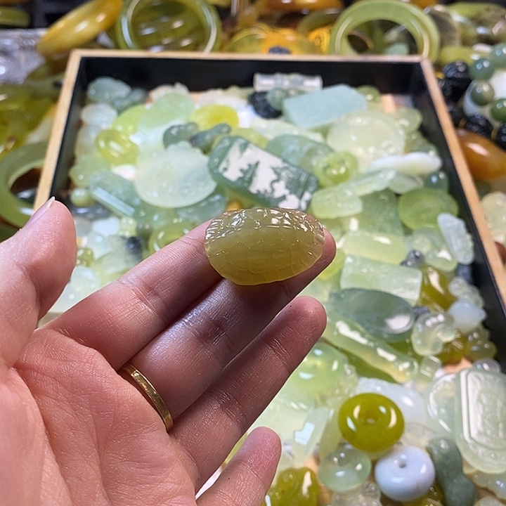 芸***汐蛇纹石玉未镶嵌颈饰