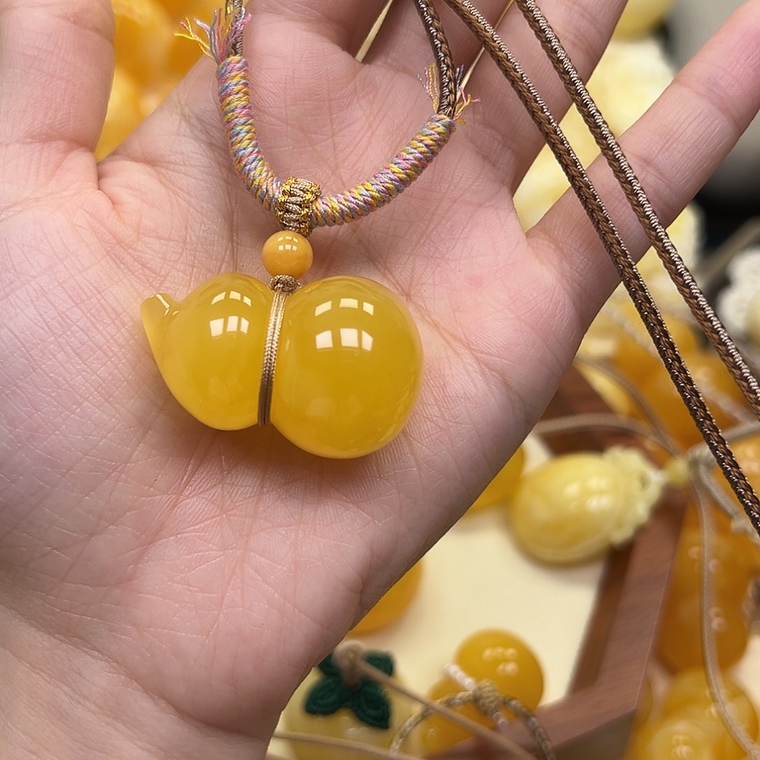 琥珀未镶嵌颈饰蜜蜡