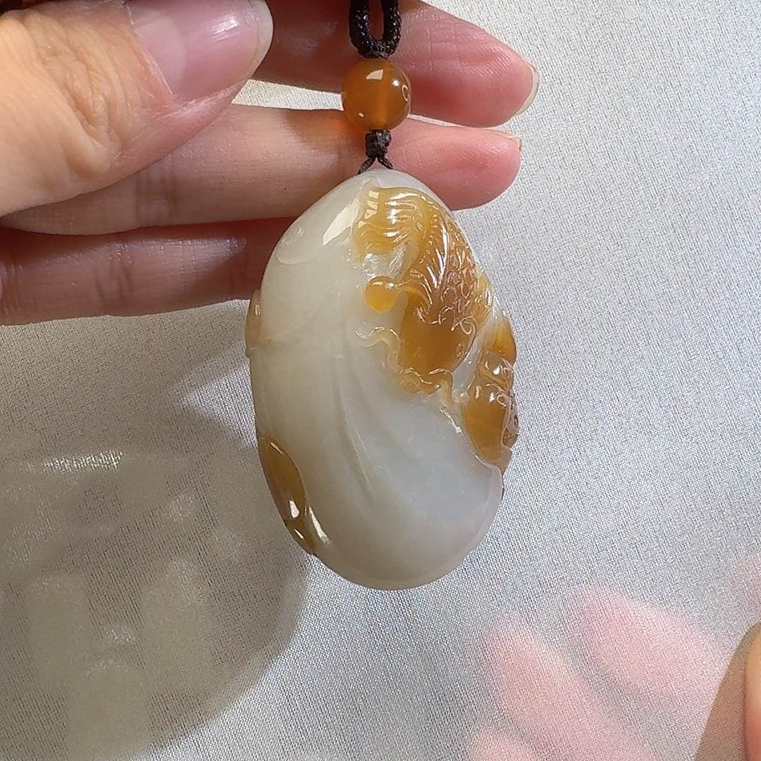 和田玉颈饰未镶嵌且末金山糖白58g