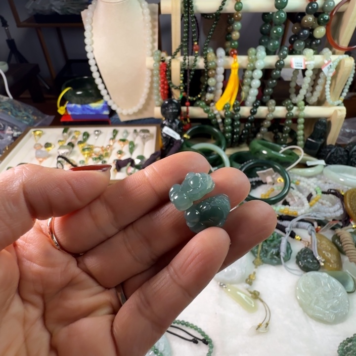 珍***珠翡翠未镶嵌颈饰2个