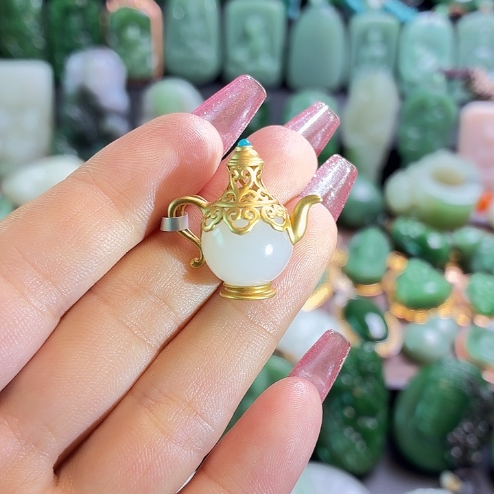 和田玉18K金镶嵌挂件