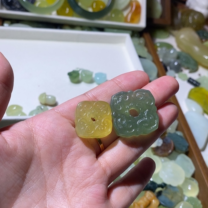 出***蛇纹石玉合金颈饰