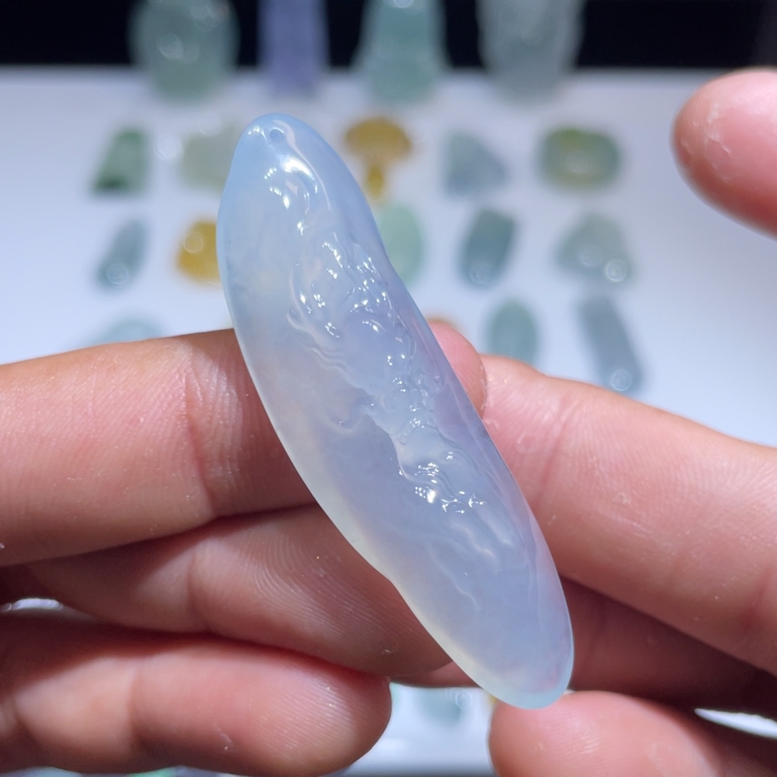 颈饰未镶嵌翡翠随形龙