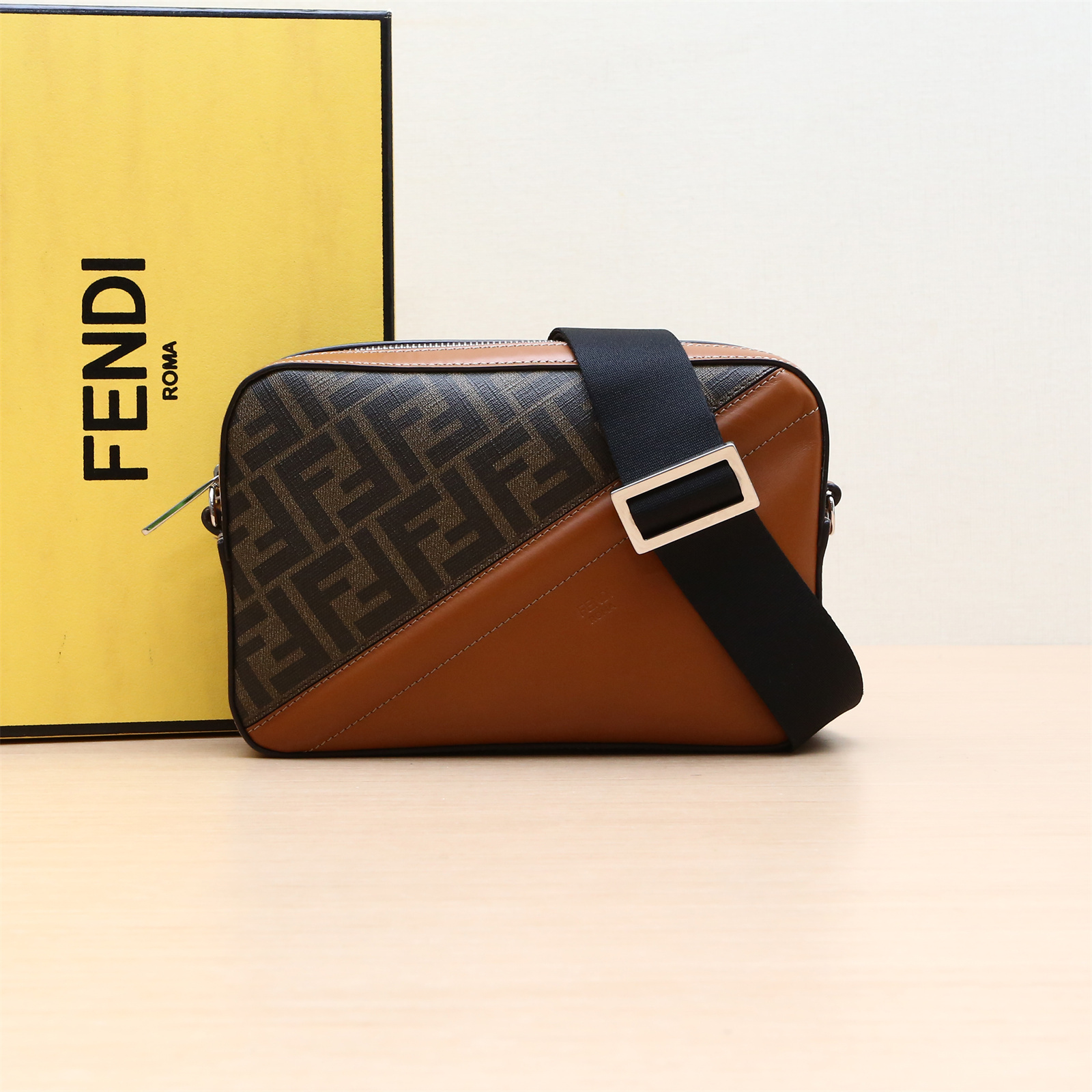 95新 FENDI/芬迪 单肩包 相机包 老花 拼色 P224083420