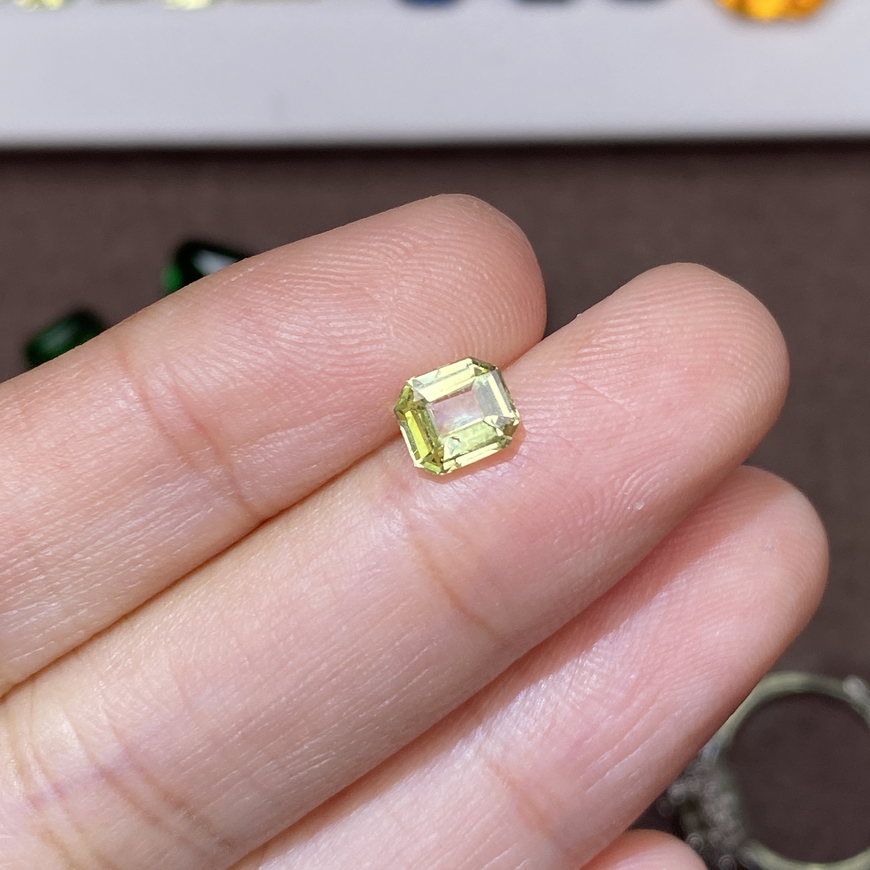 23T2821 无烧绿色蓝宝石 0.81克拉