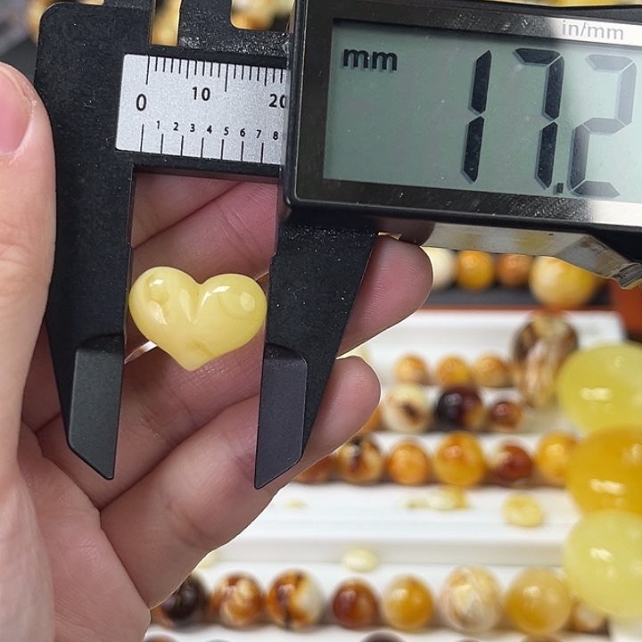 琥珀颈饰未镶嵌屁桃2