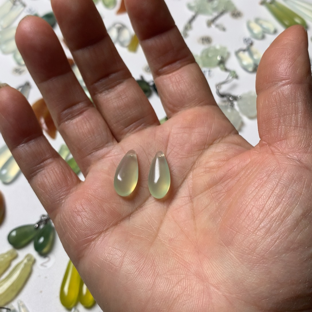 一***骄蛇纹石玉未镶嵌耳坠