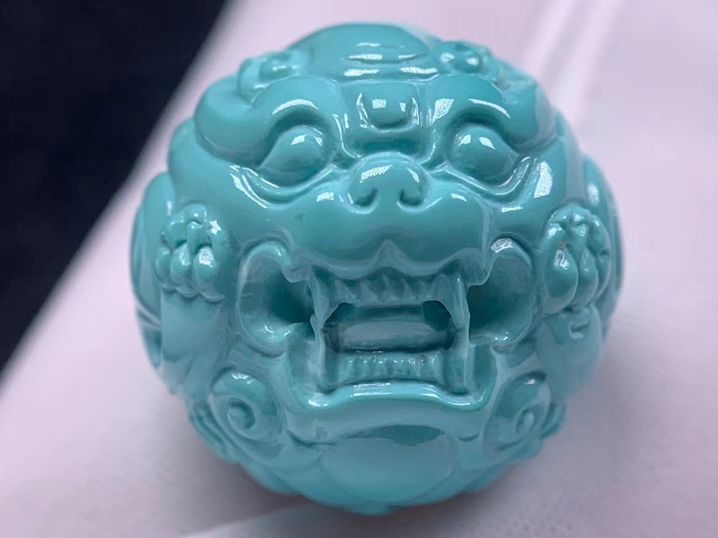 原矿绿松石瓷釉级料兽珠一枚，高瓷高色，直径17，重6.75g