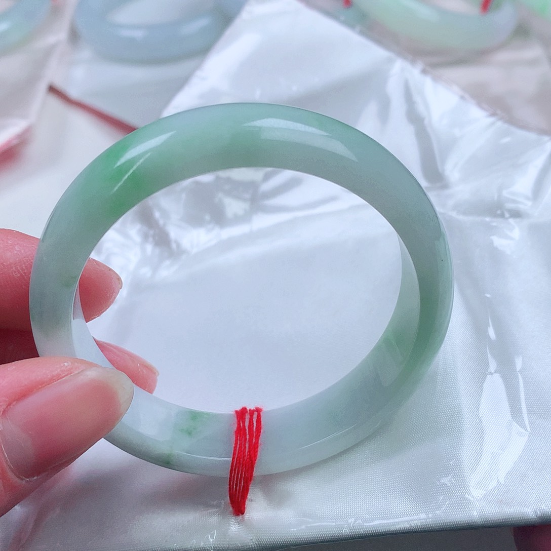 翡翠手镯未镶嵌。。