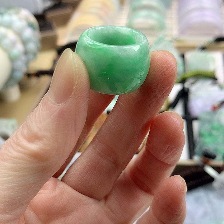 翡翠手镯未镶嵌吊坠