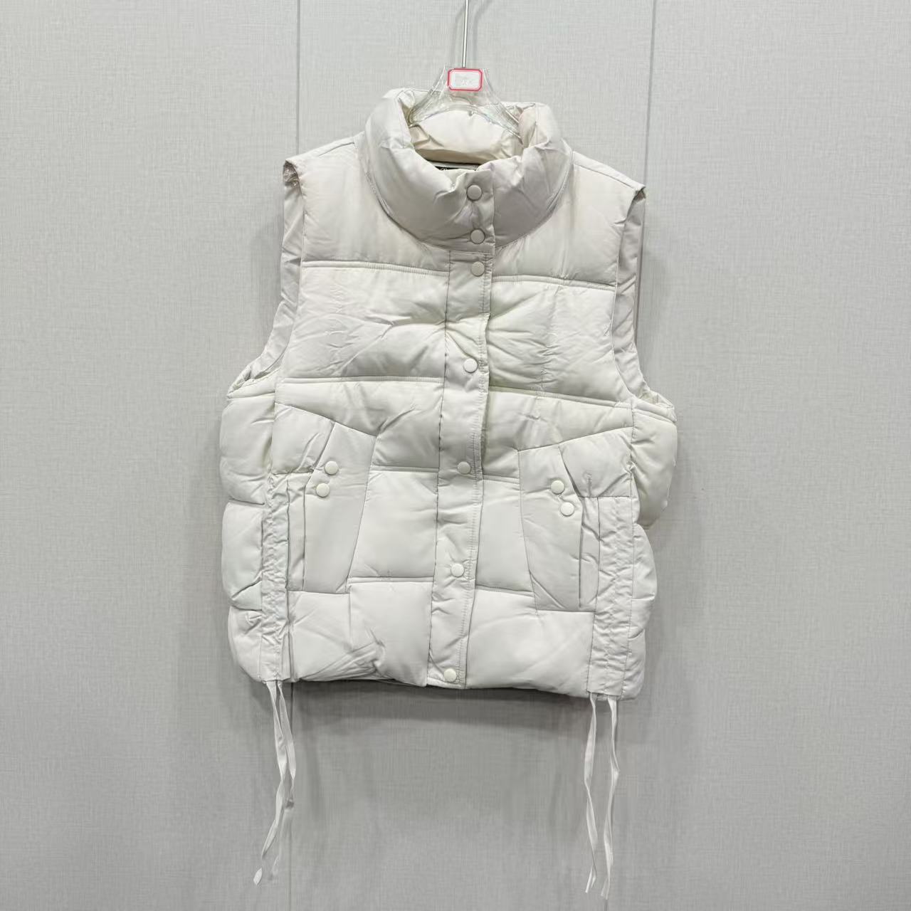 米白色棉服马甲   