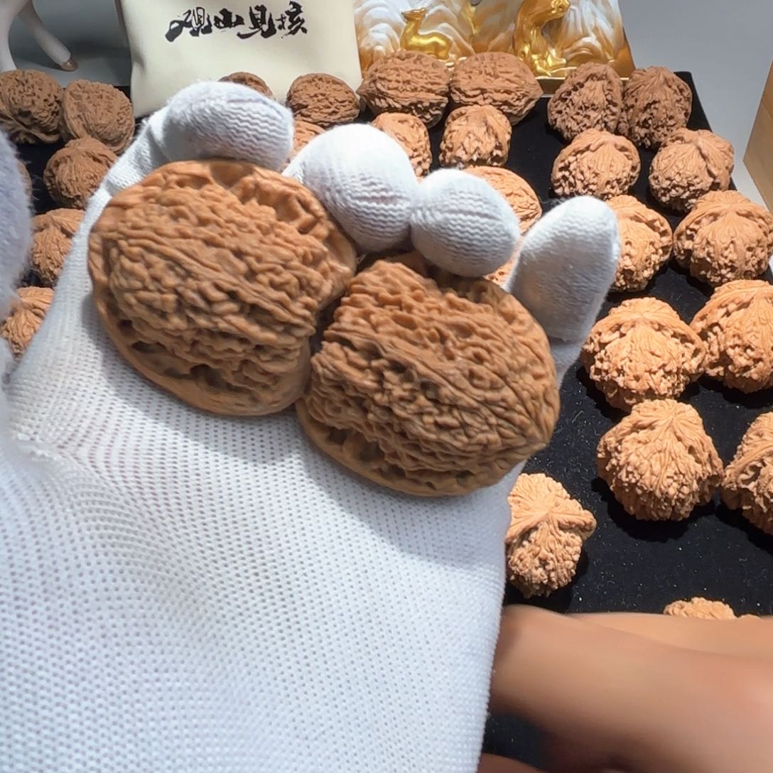 文玩核桃把件王**。文玩核桃南疆石