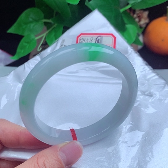 翡翠手镯未镶嵌      正圈57-58 白底青