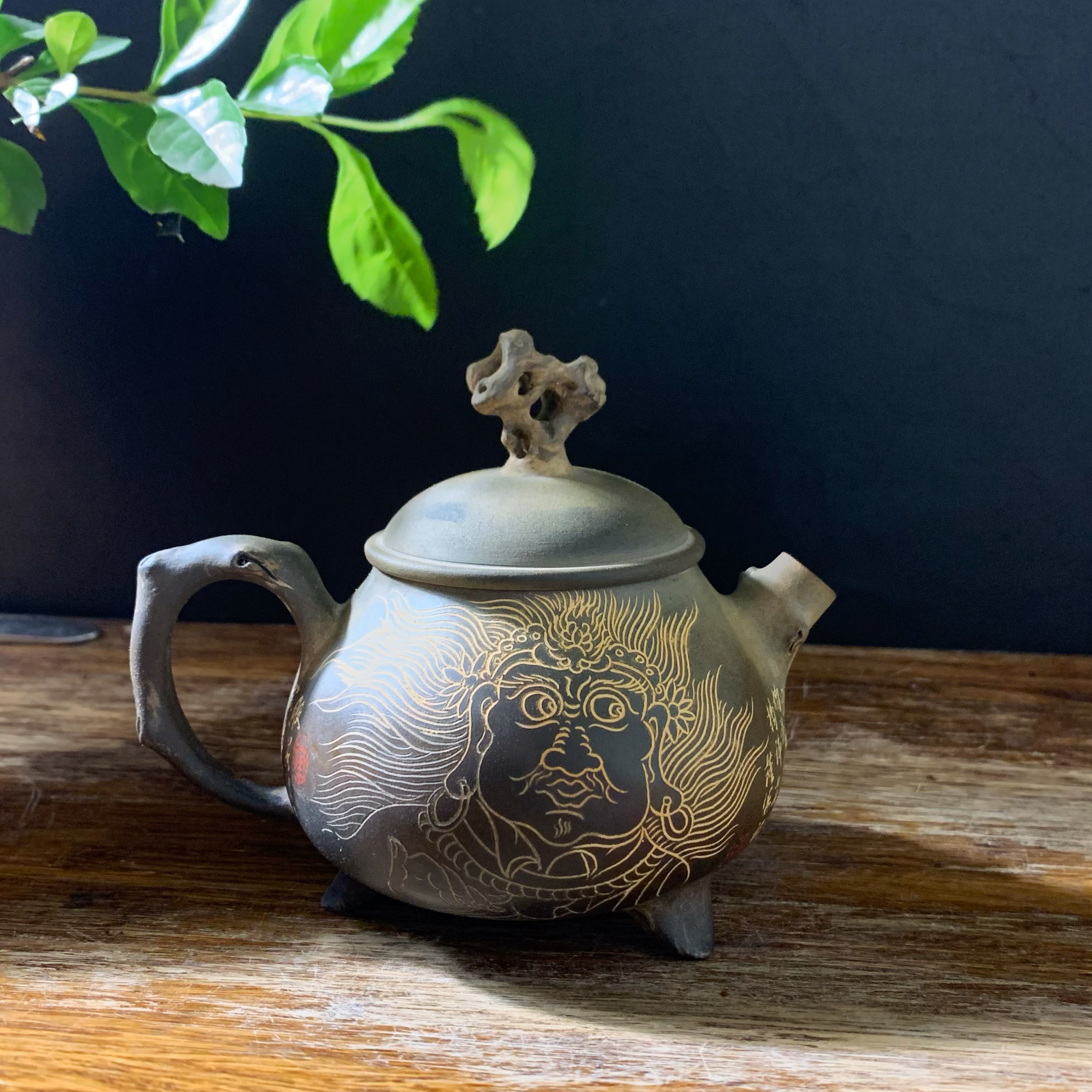 张跃龙老师作品云南建水紫陶茶壶财源广进彩填黄財神泡茶壶心经壶