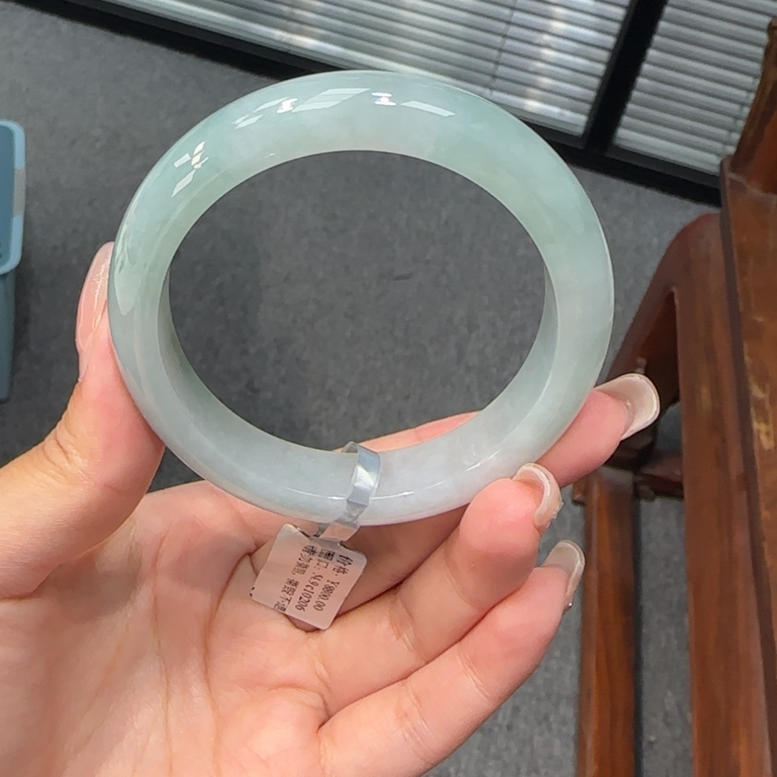 翡翠手镯未镶嵌翡翠手镯