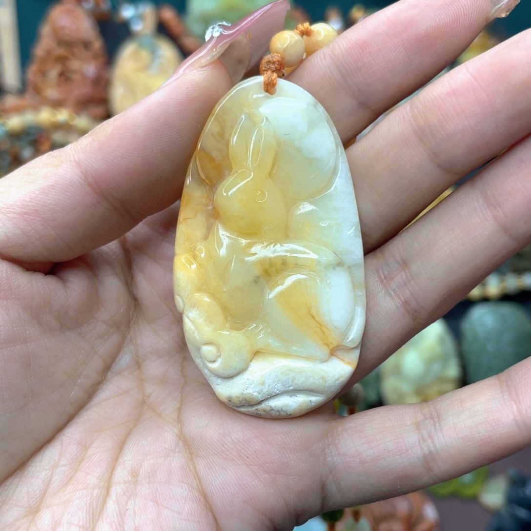 蛇纹石玉颈饰未镶嵌