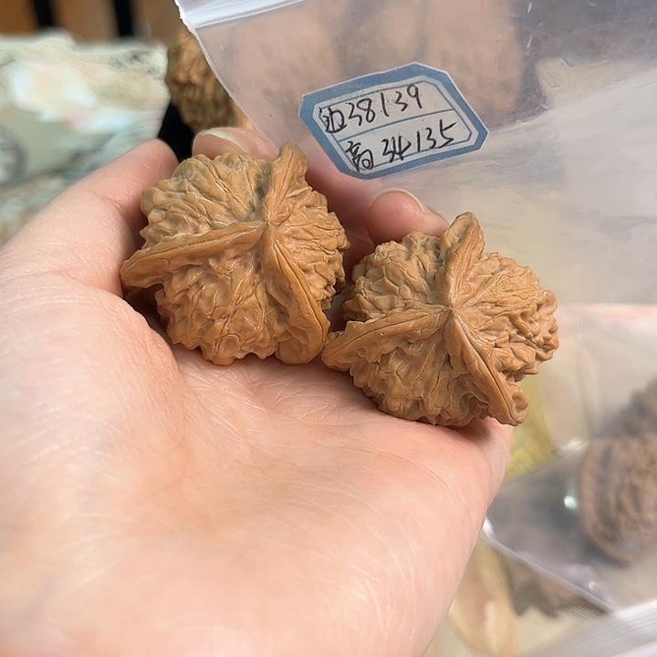 文玩核桃把件盘山三棱