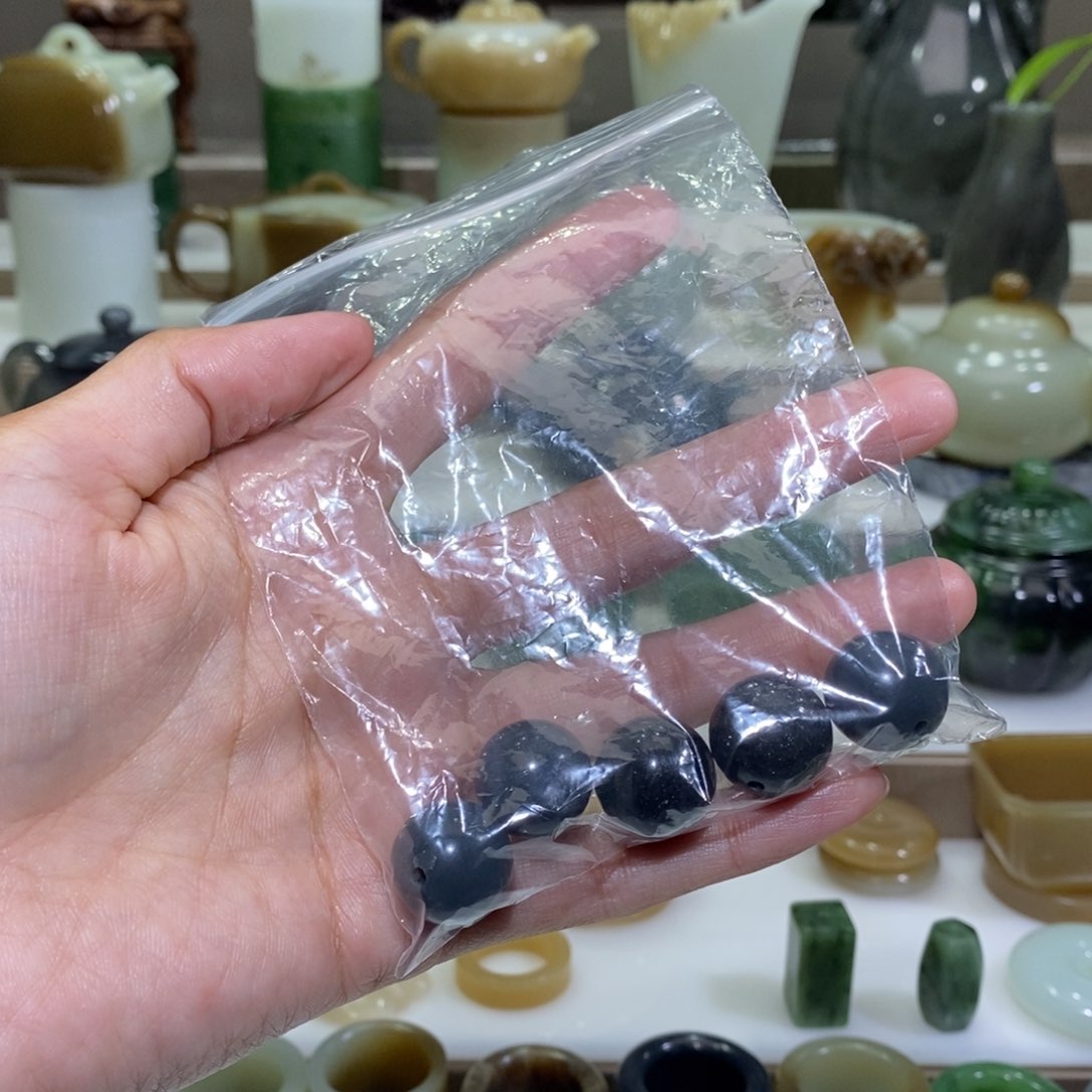 和田玉把件未镶嵌马**功青花圆珠卡16