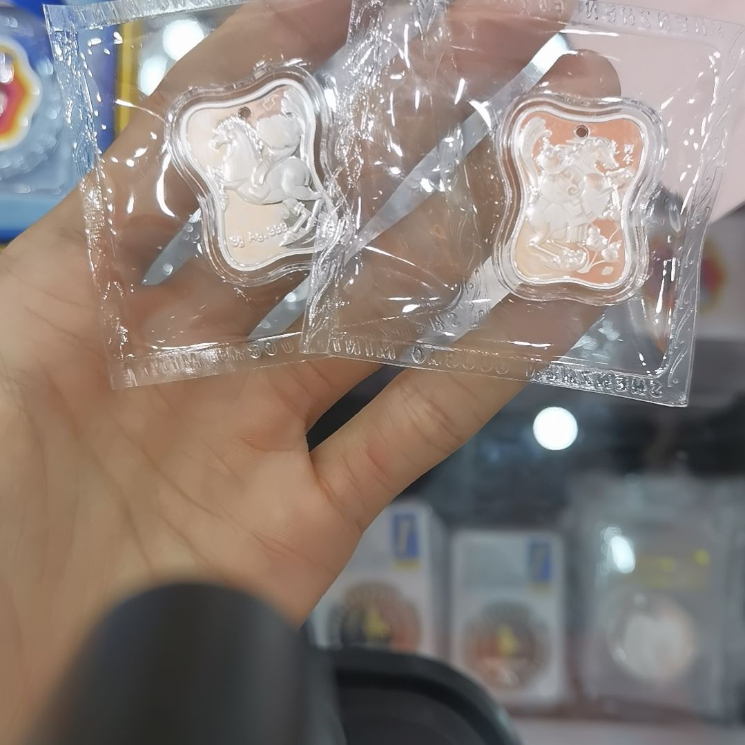 曦***月纯银银马纪念章两个