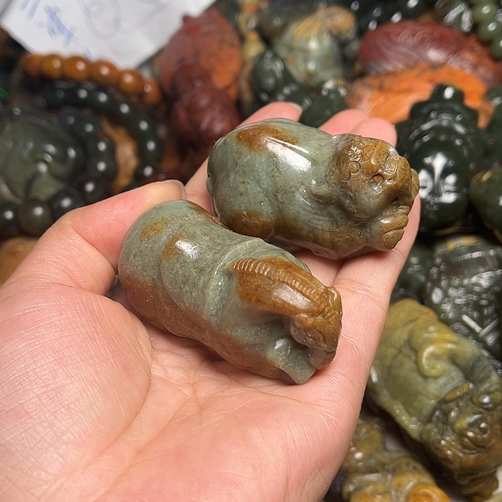 未镶嵌岫岩河磨玉（透闪石质玉）挂件