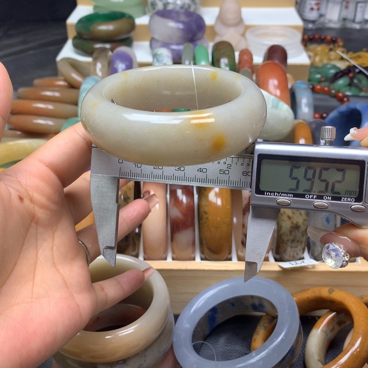 未镶嵌手镯石英质玉