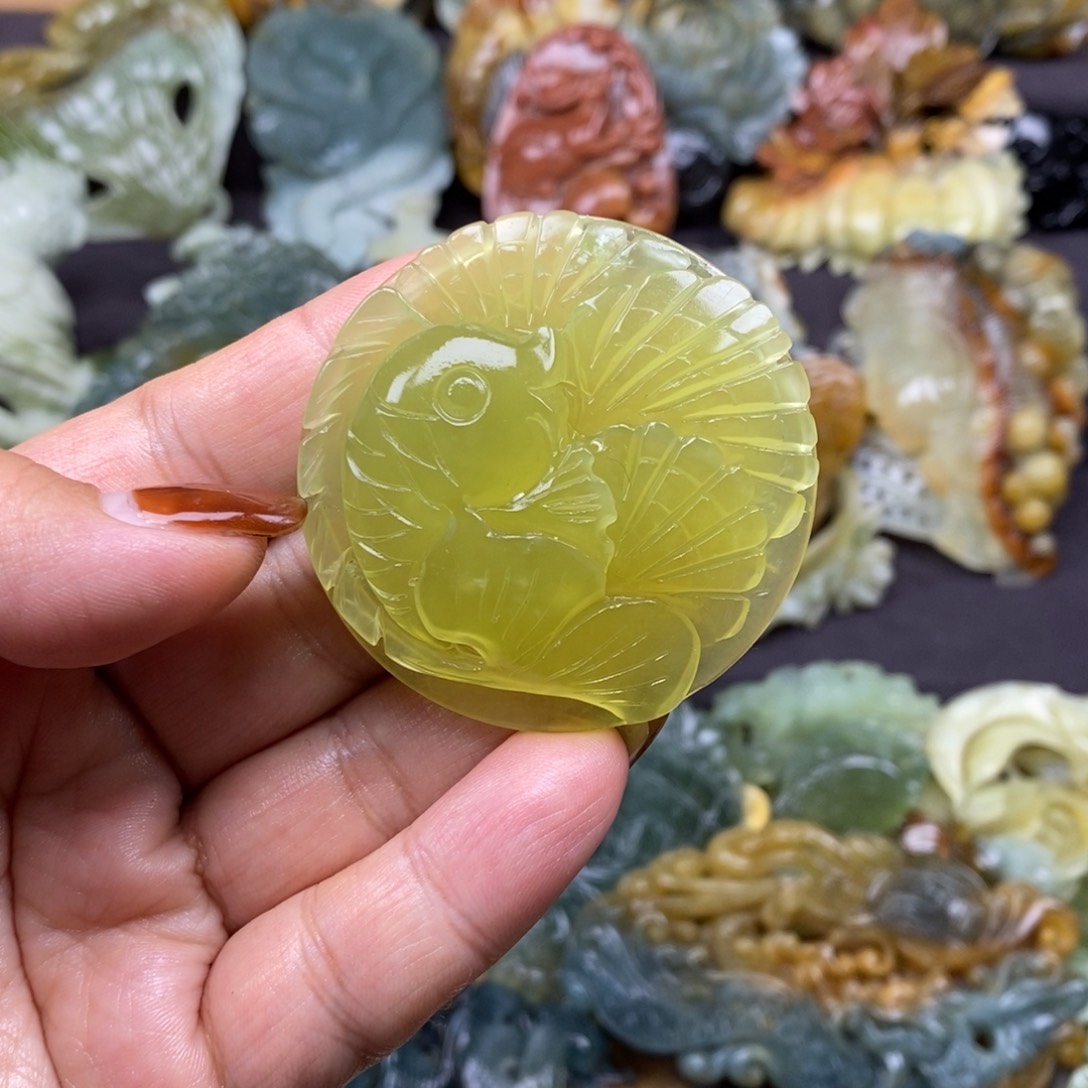 蛇纹石玉颈饰未镶嵌点**字