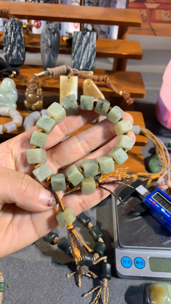 精品的和田玉的挂件
