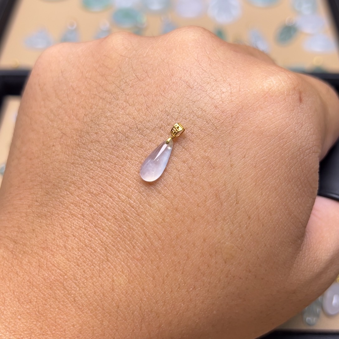 翡翠18K金镶嵌颈饰水滴