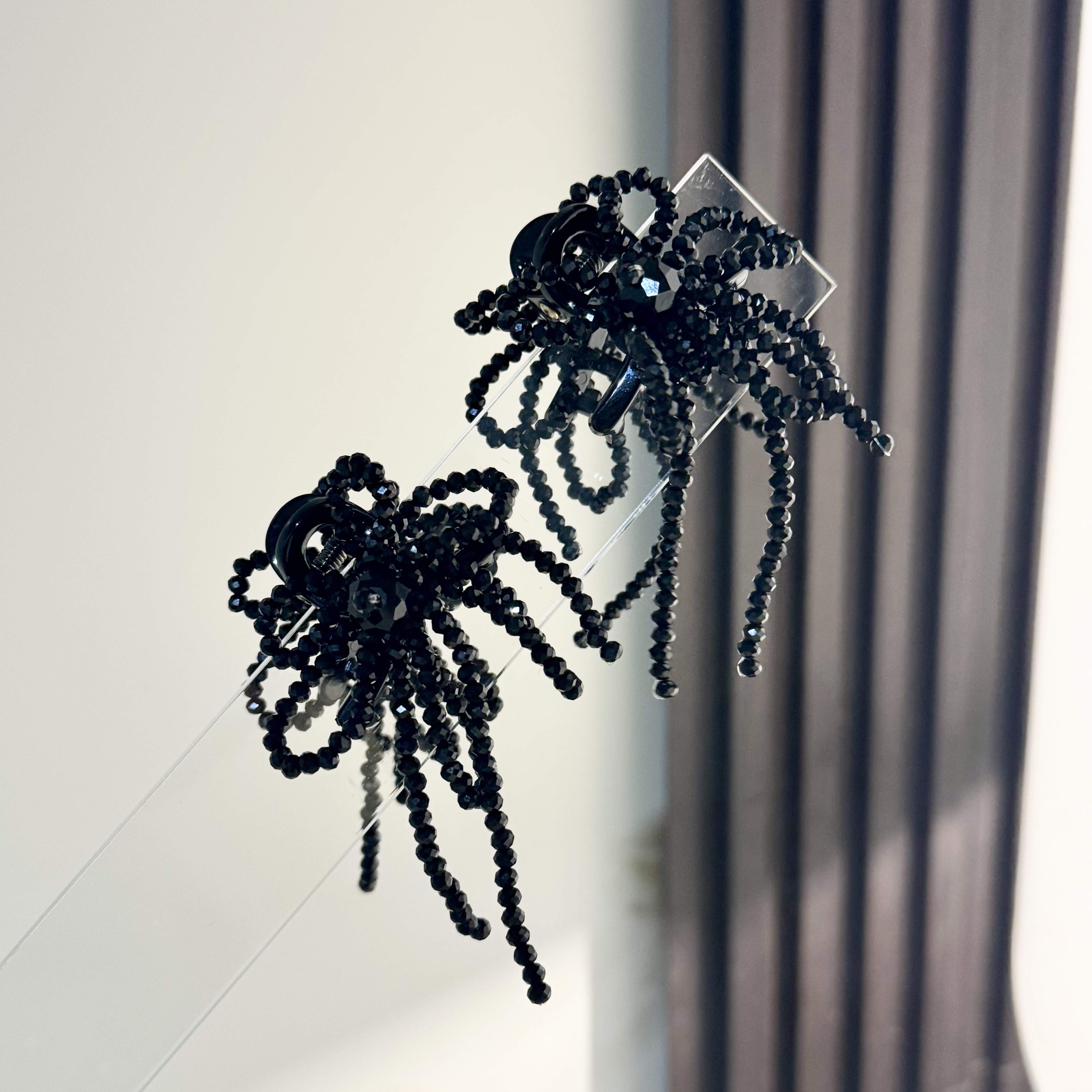 东大门  韩国轻奢简约百搭黑色显气质珠串顶夹2105