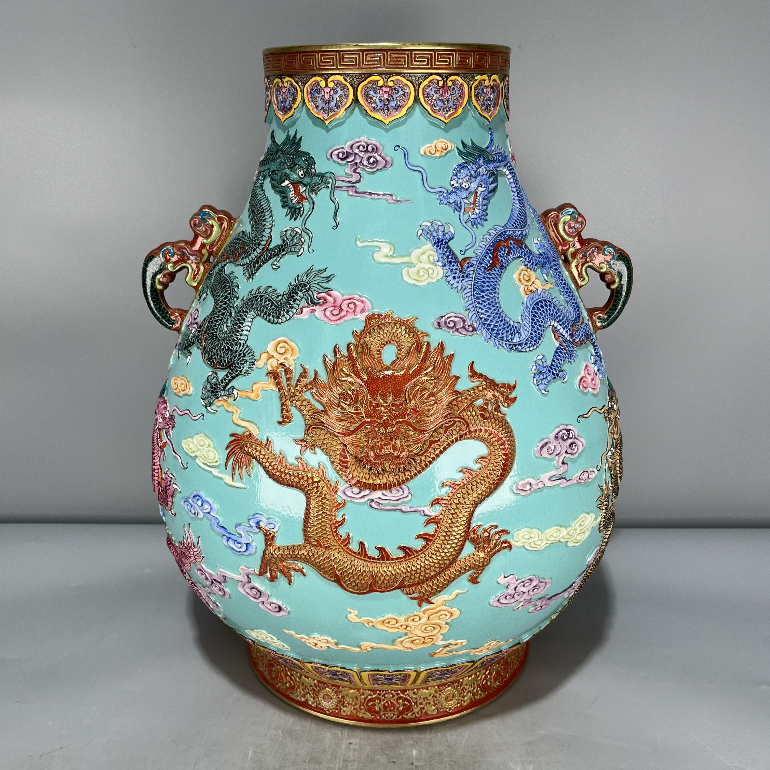 当代仿制 仿古大清乾隆年制松石绿釉粉彩浮雕祥云龙纹双耳尊