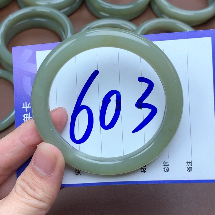 在****和田玉未镶嵌手镯