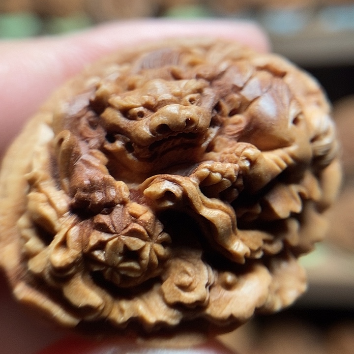 纯手工浮雕狮子滚绣球