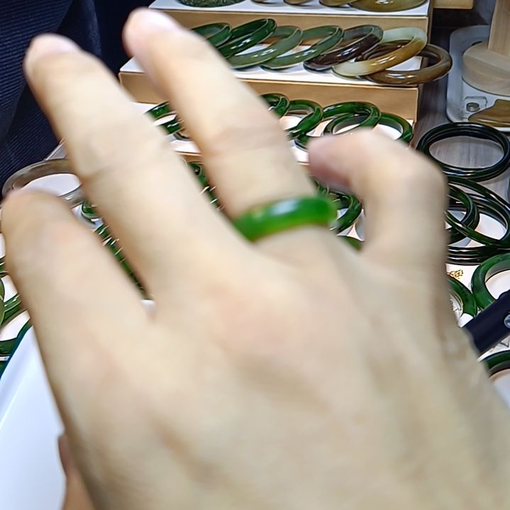 麦***牙和田玉（糖玉）未镶嵌手镯