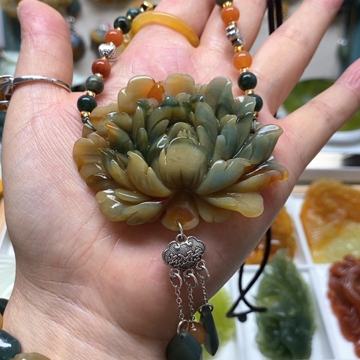 蛇纹石玉颈饰未镶嵌