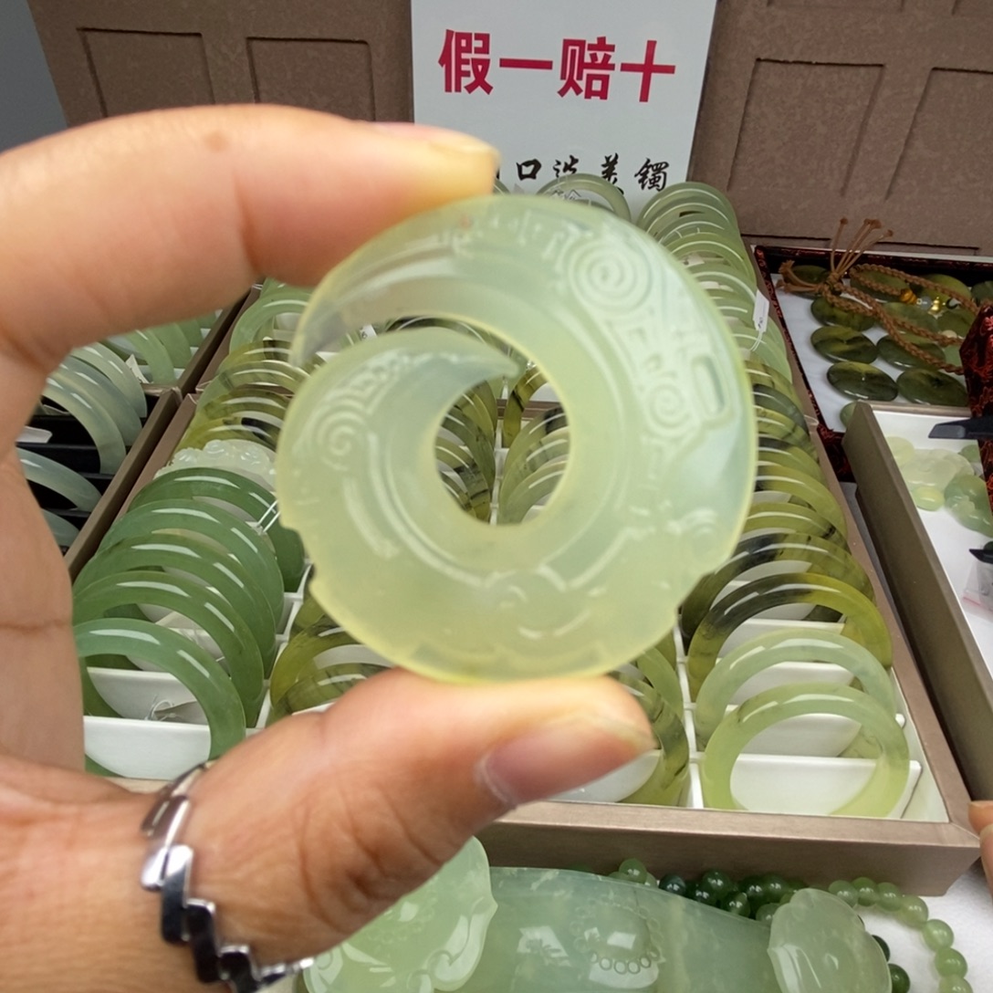 蛇纹石玉未镶嵌颈饰