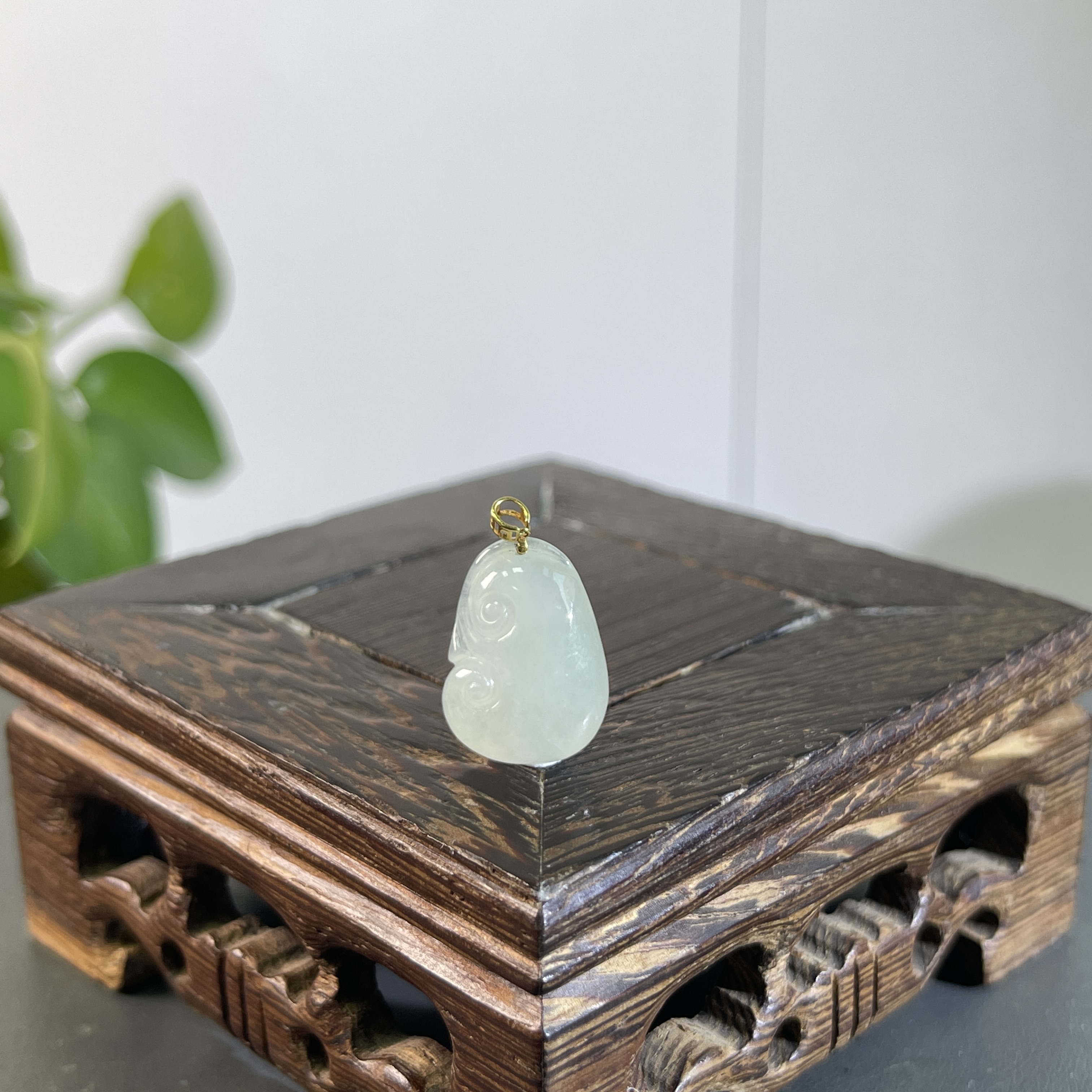 JXA04-019 天然缅甸A货翡翠 18K扣头如意