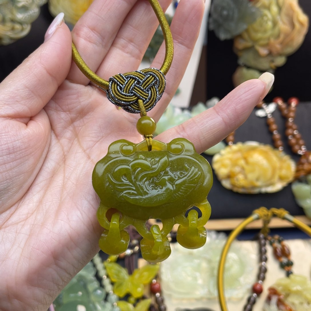 蛇纹石玉颈饰未镶嵌